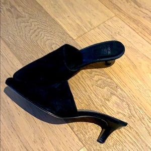Maryam Nasir Zadeh Black Closed Toe Slides